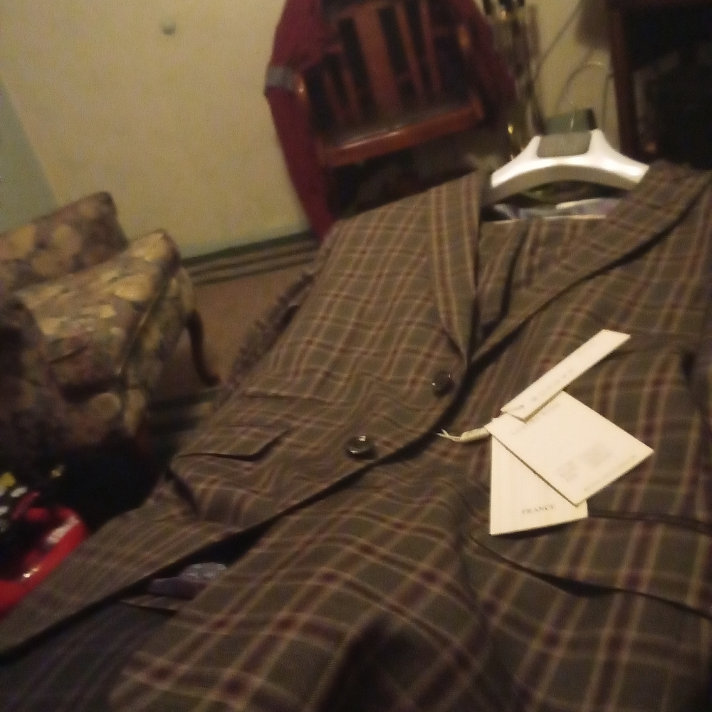 Nwt Brand new L & G Angelo suits from France